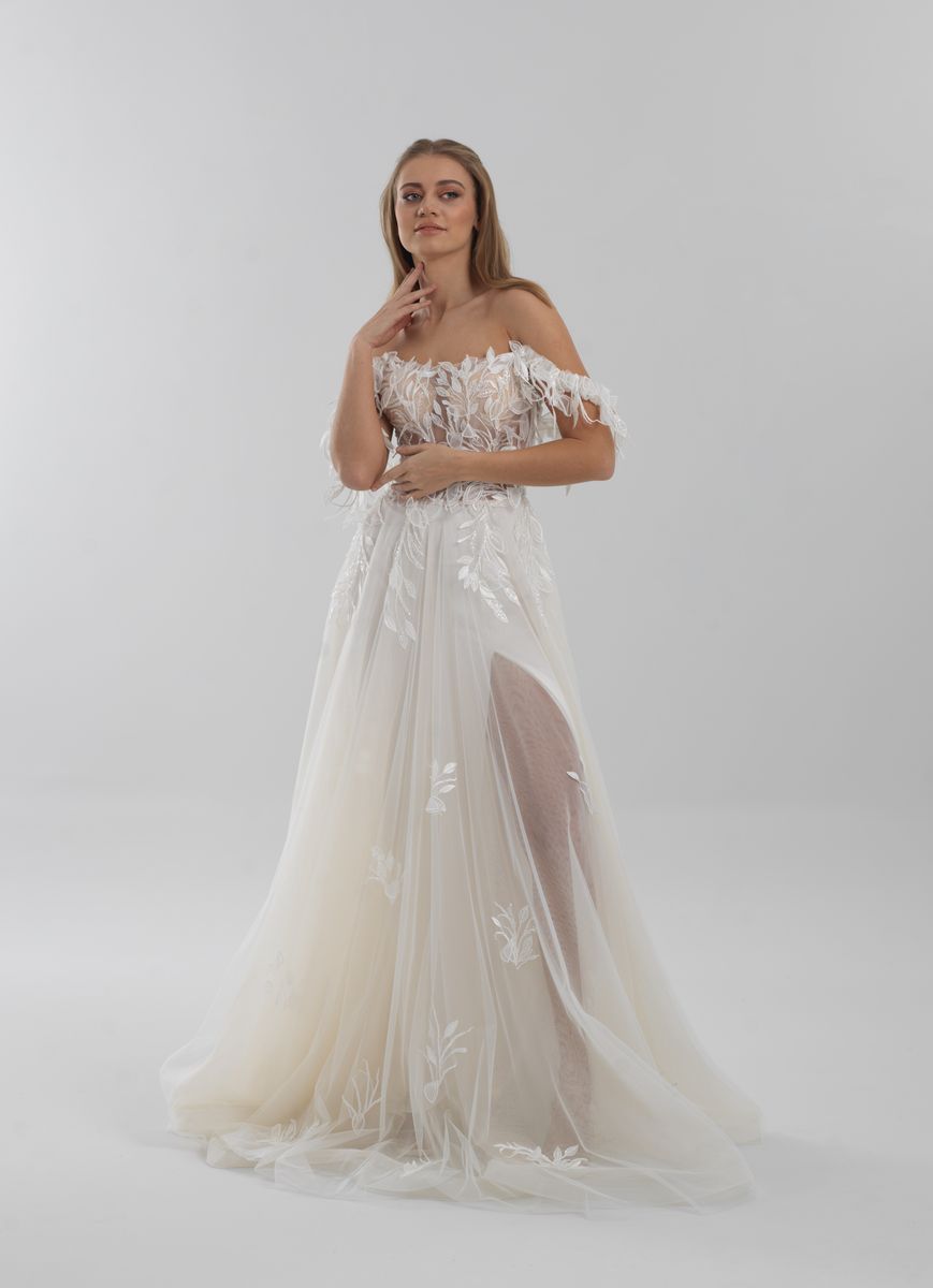 Abito da sposa Maxra Gova dal design sofisticato con applicazioni eleganti.