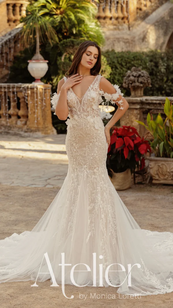 Abito da sposa Monica Loretti con pizzi raffinati e silhouette romantica.