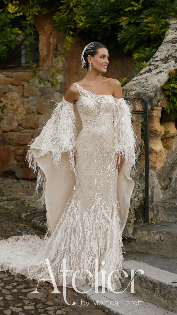 Abito da sposa Monica Loretti con pizzi raffinati e silhouette romantica.