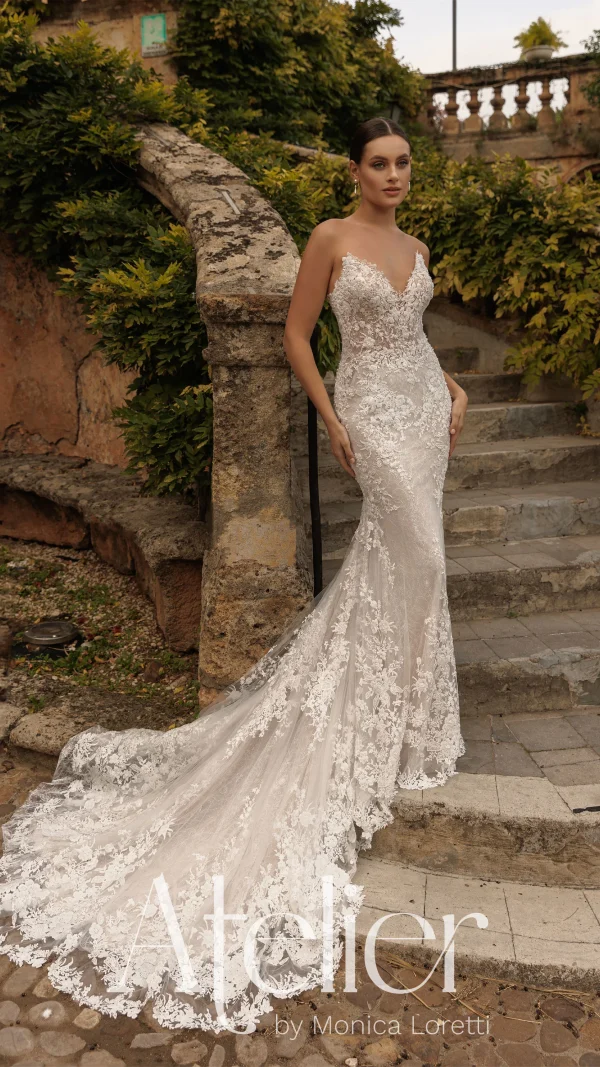 Abito da sposa Monica Loretti con pizzi raffinati e silhouette romantica.