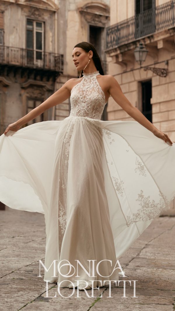 Abito da sposa Monica Loretti con pizzi raffinati e silhouette romantica.