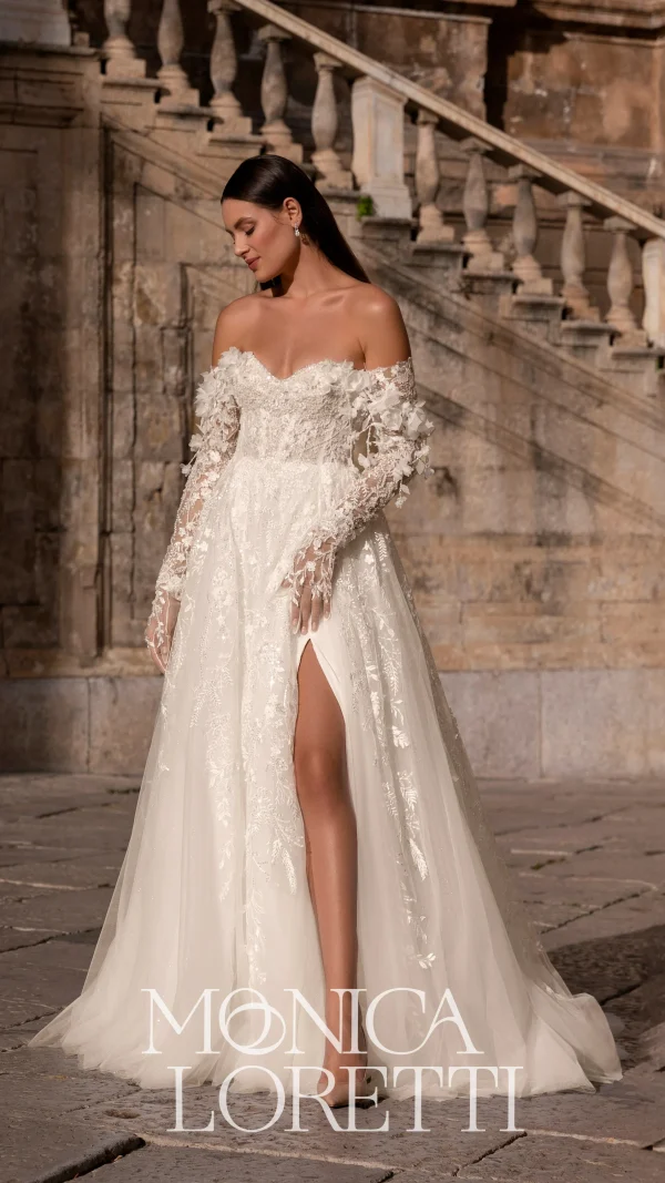 Abito da sposa Monica Loretti con pizzi raffinati e silhouette romantica.