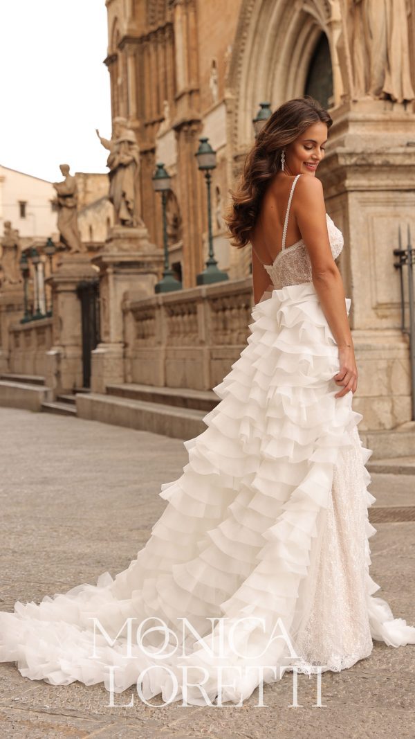 Abito da sposa Monica Loretti con pizzi raffinati e silhouette romantica.