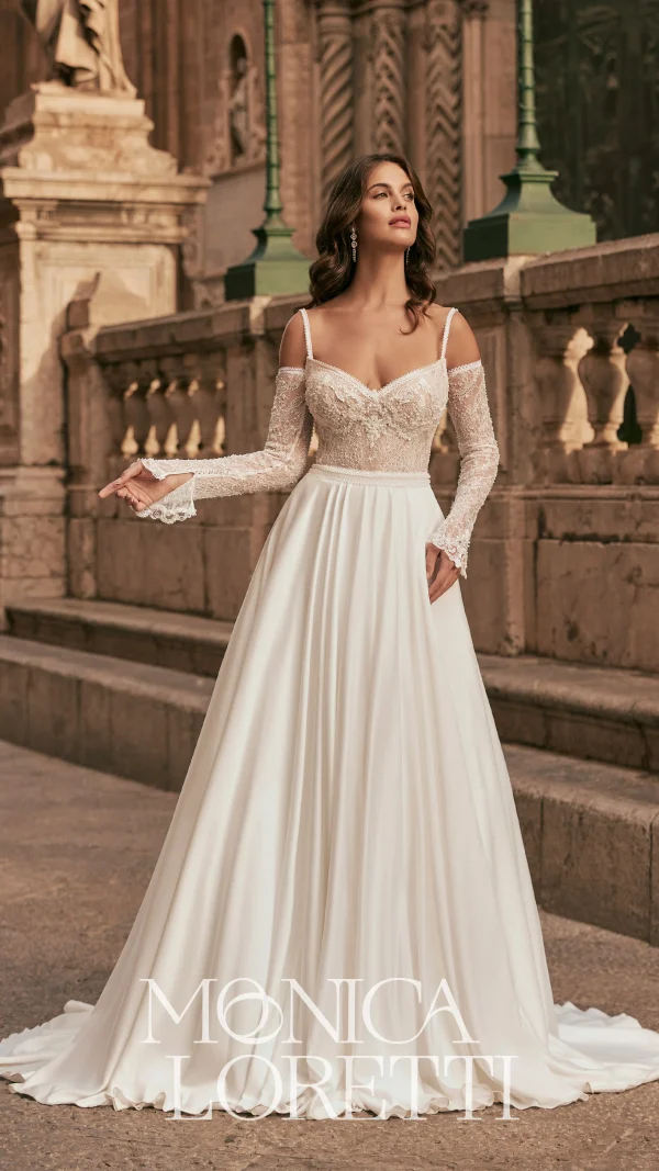 Abito da sposa Monica Loretti con pizzi raffinati e silhouette romantica.