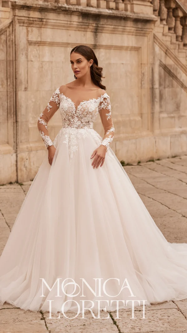 Abito da sposa Monica Loretti con pizzi raffinati e silhouette romantica.