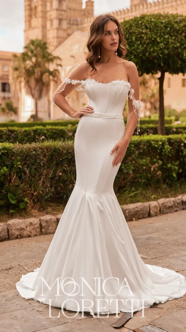 Abito da sposa Monica Loretti con pizzi raffinati e silhouette romantica.