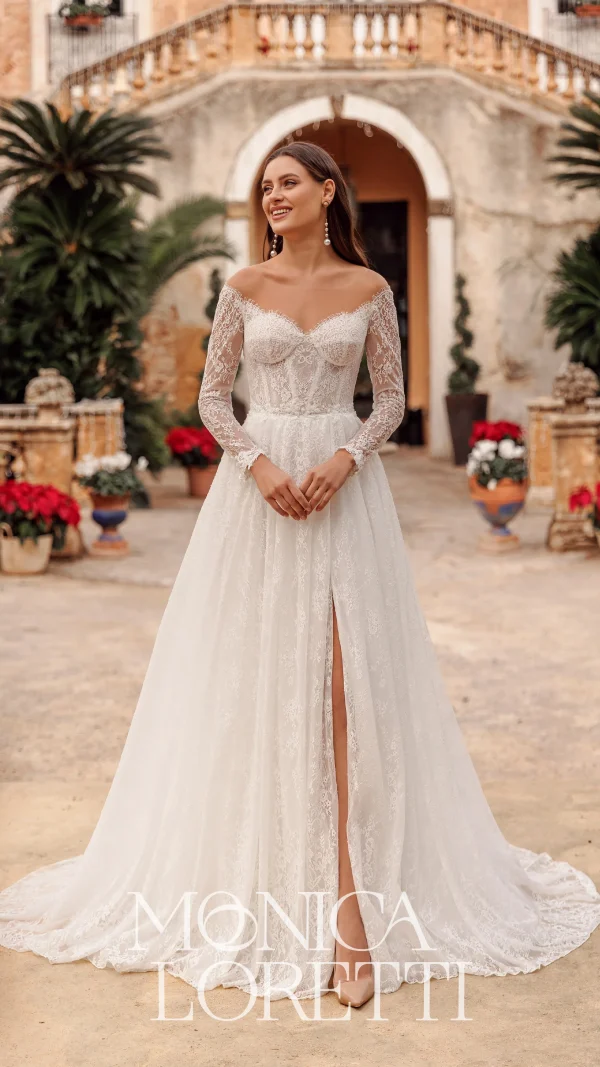 Abito da sposa Monica Loretti con pizzi raffinati e silhouette romantica.