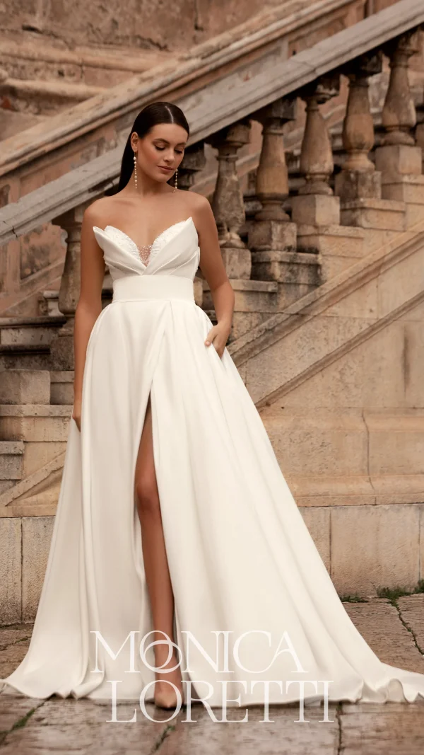 Abito da sposa Monica Loretti con pizzi raffinati e silhouette romantica.