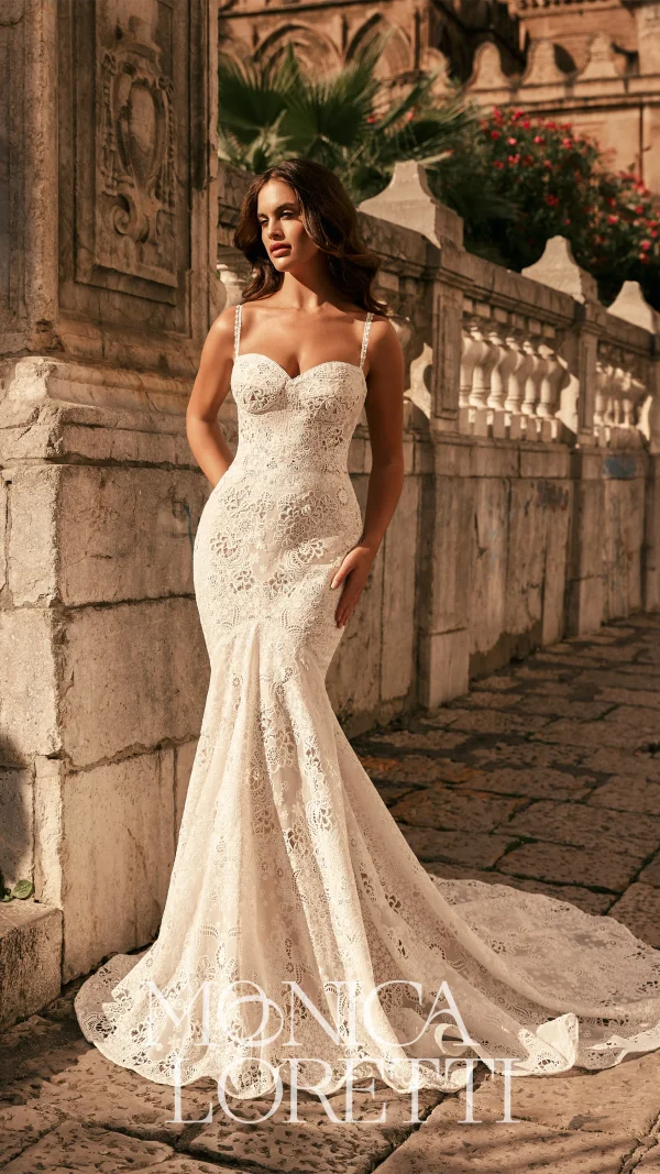 Abito da sposa Monica Loretti con pizzi raffinati e silhouette romantica.