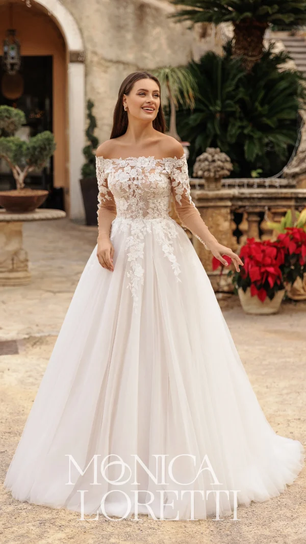 Abito da sposa Monica Loretti con pizzi raffinati e silhouette romantica.