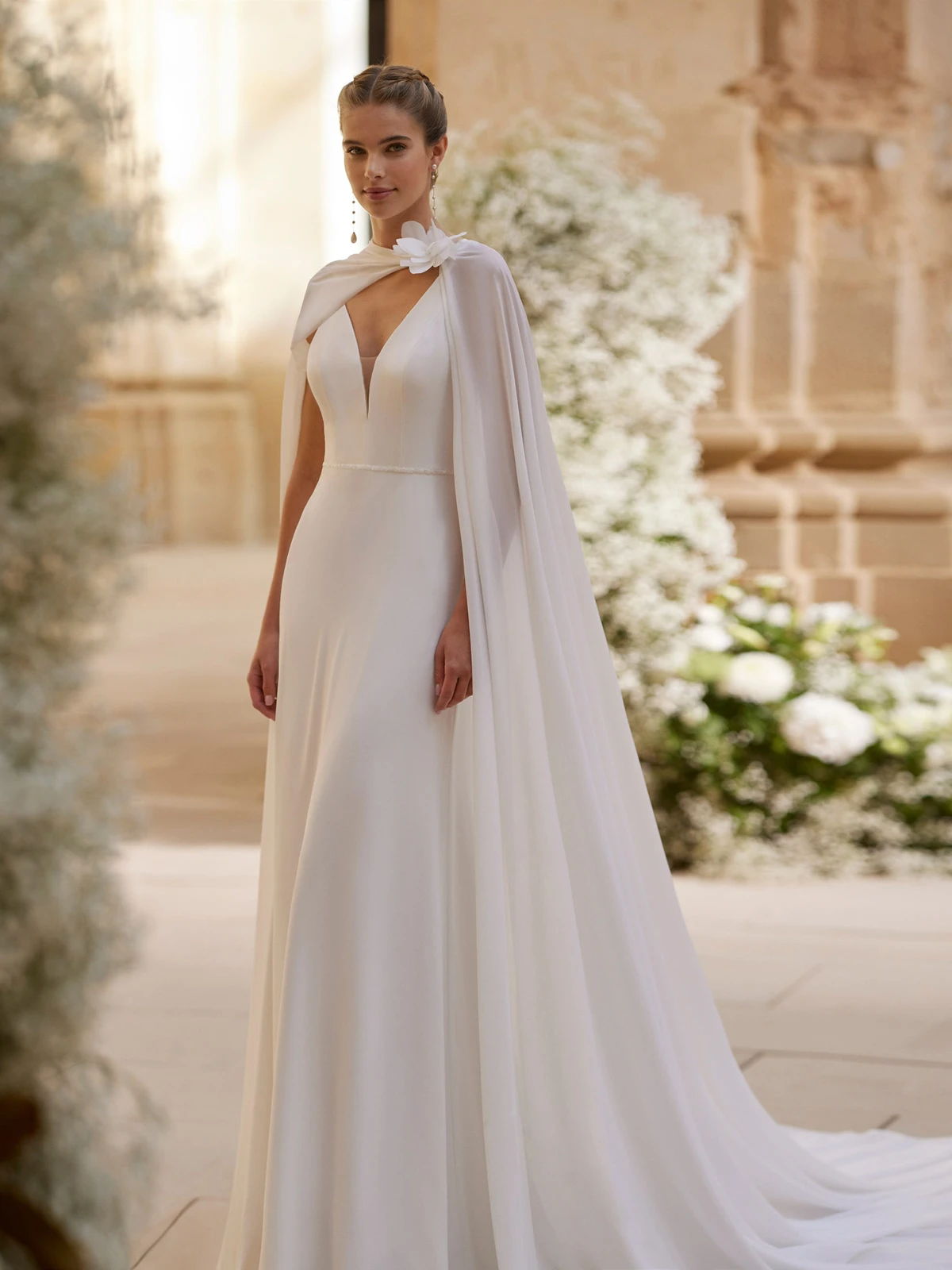 Abito da sposa Rosa Clará con taglio sartoriale moderno e tessuti di alta qualità.