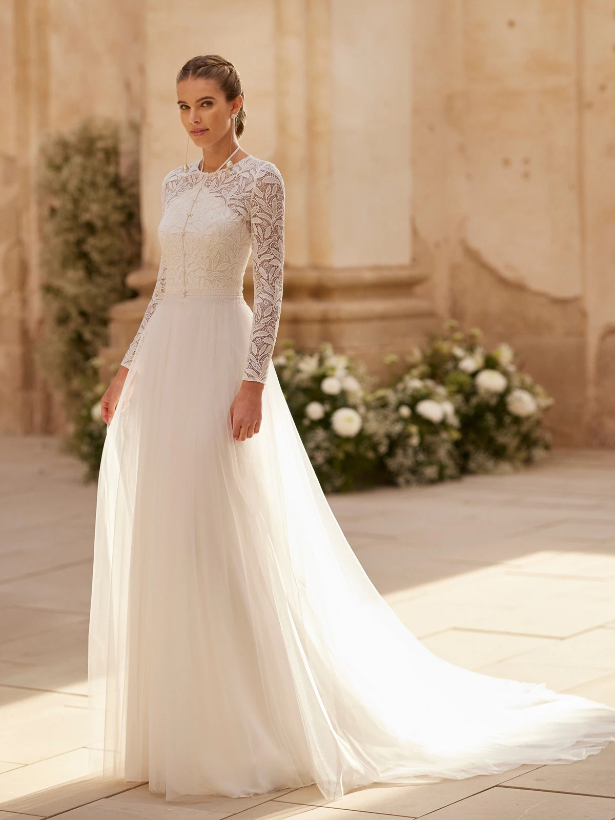 Abito da sposa Rosa Clará con taglio sartoriale moderno e tessuti di alta qualità.