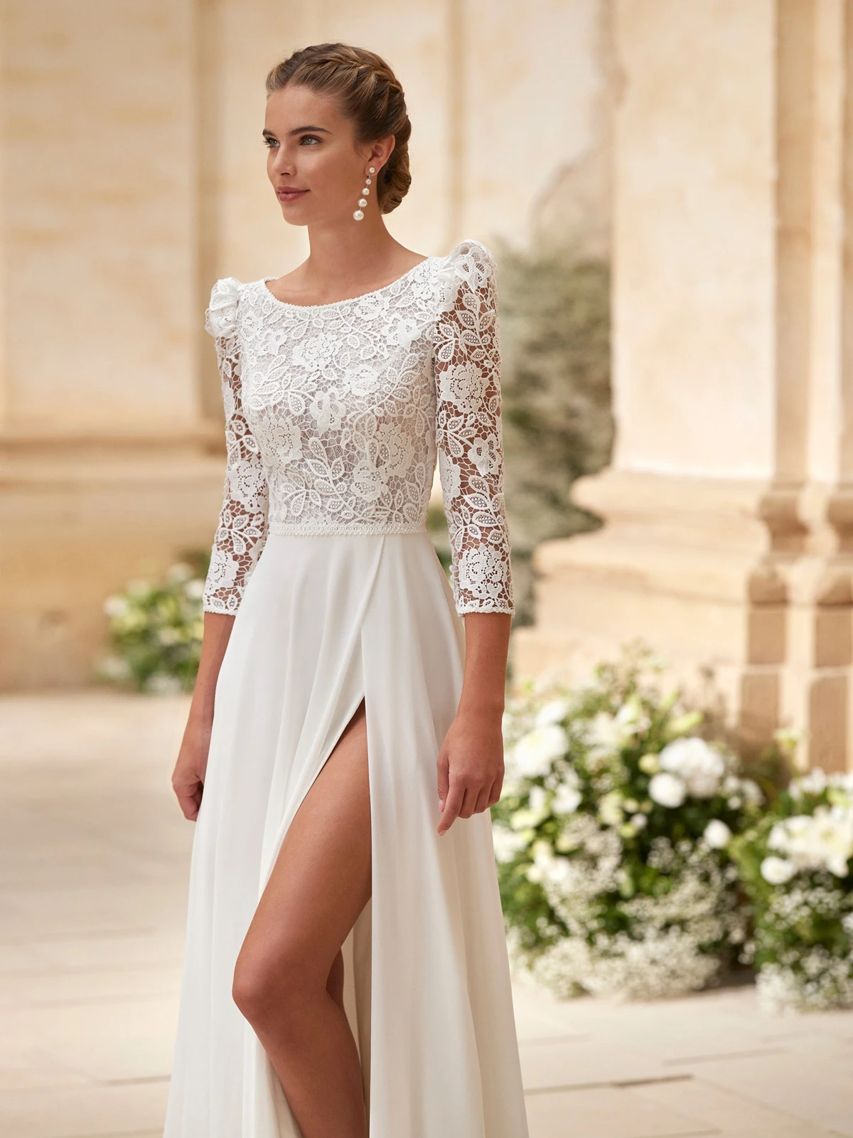 Abito da sposa Rosa Clará con taglio sartoriale moderno e tessuti di alta qualità.