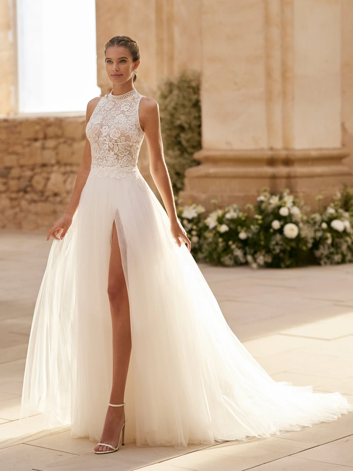 Abito da sposa Rosa Clará con taglio sartoriale moderno e tessuti di alta qualità.