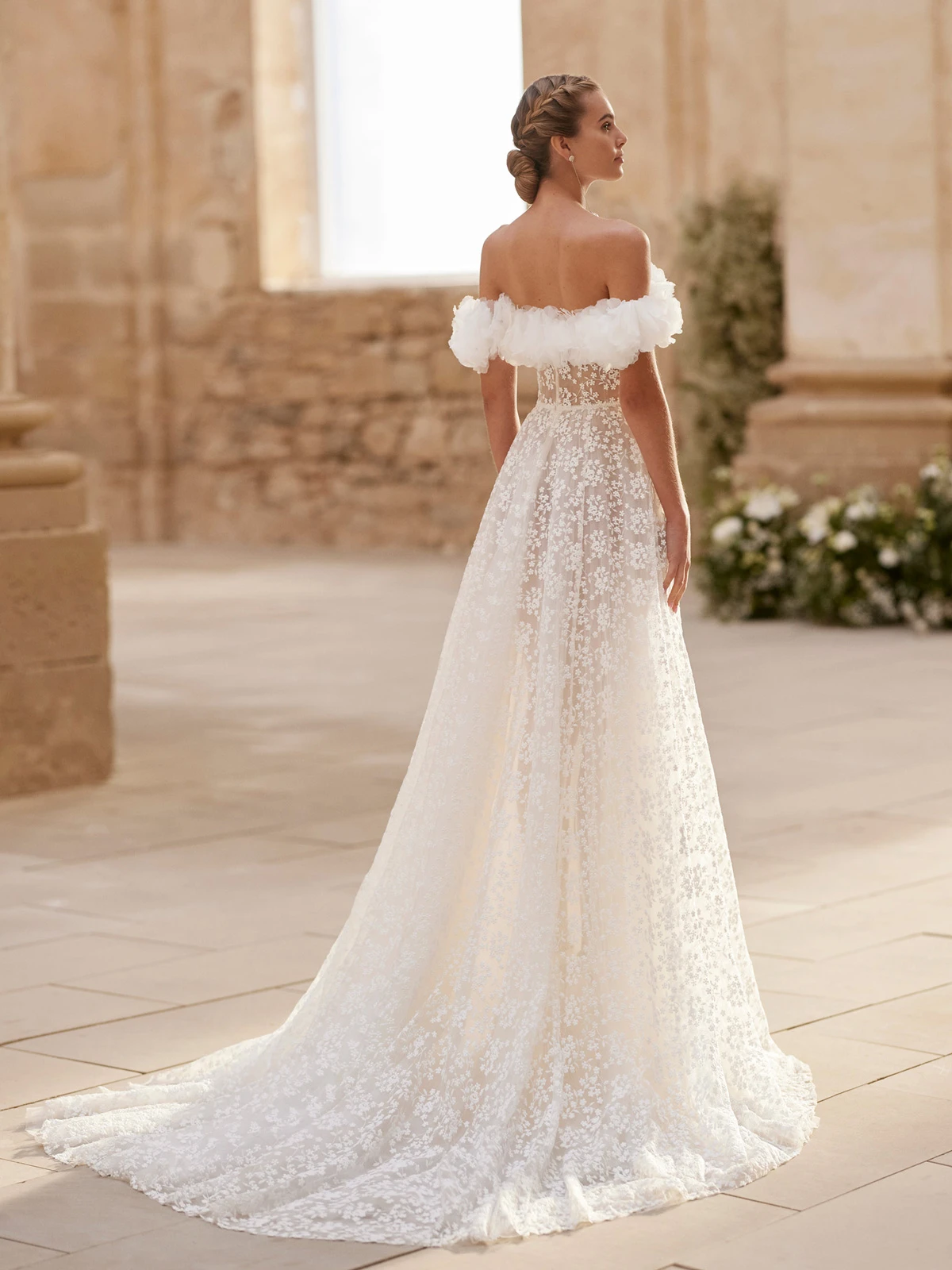 Abito da sposa Rosa Clará con taglio sartoriale moderno e tessuti di alta qualità.