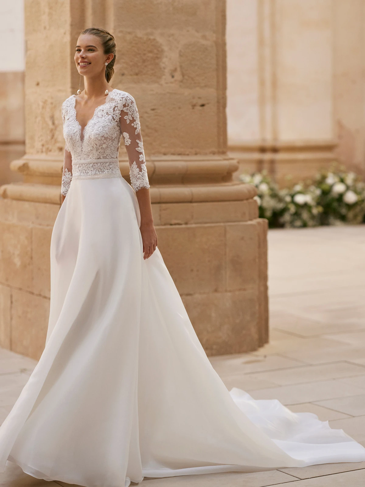 Abito da sposa Rosa Clará con taglio sartoriale moderno e tessuti di alta qualità.