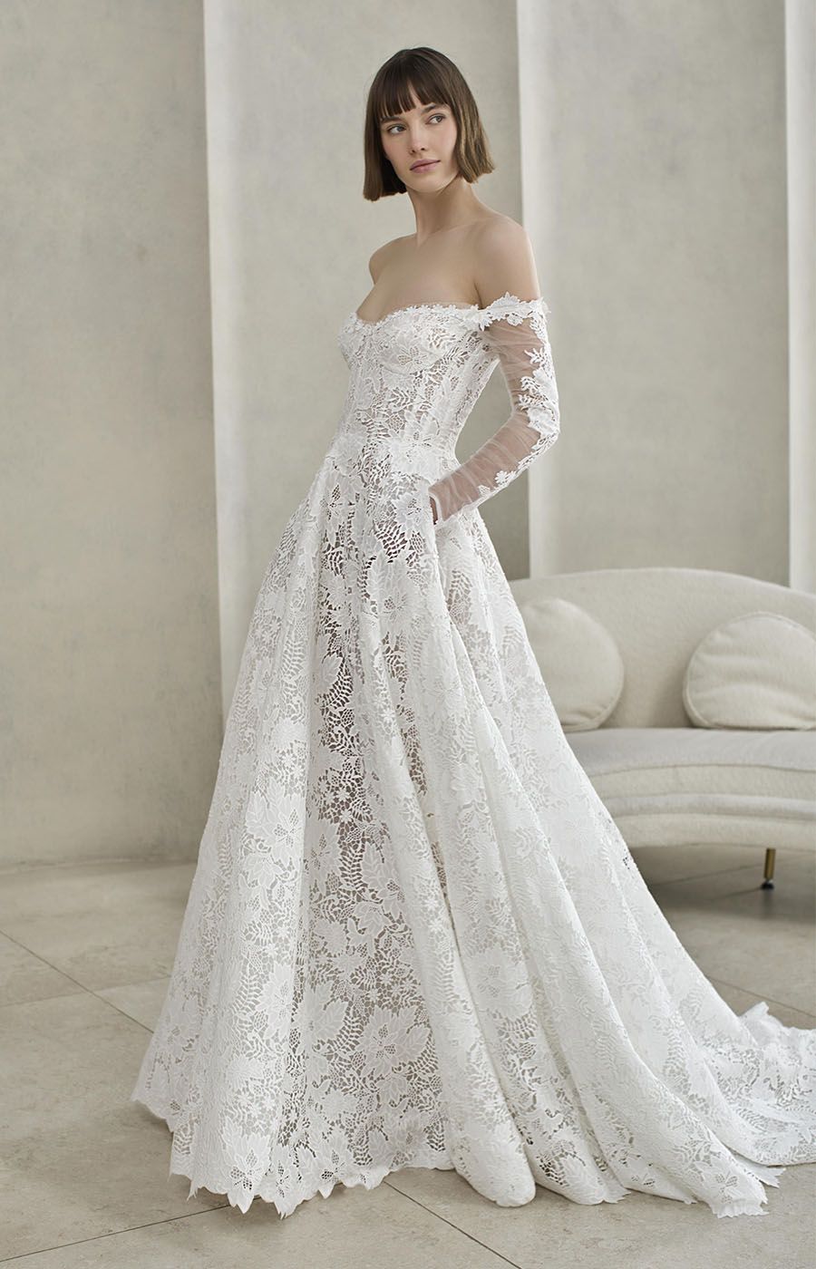 Abito da sposa Elisabetta Polignano con design raffinato e dettagli sartoriali.