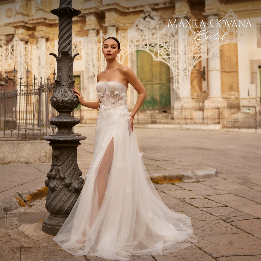 Abito da sposa Maxra Gova dal design sofisticato con applicazioni eleganti.