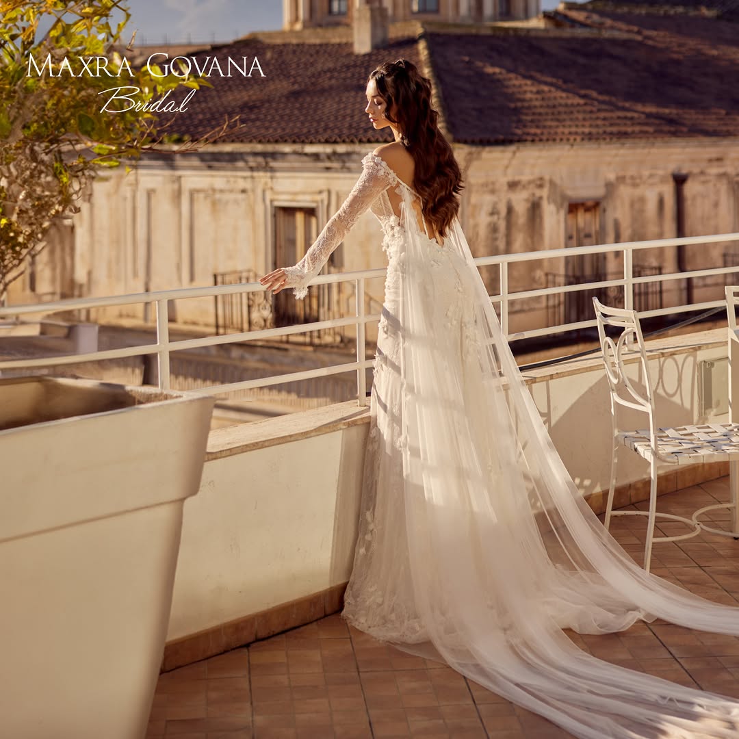 Abito da sposa Maxra Gova dal design sofisticato con applicazioni eleganti.