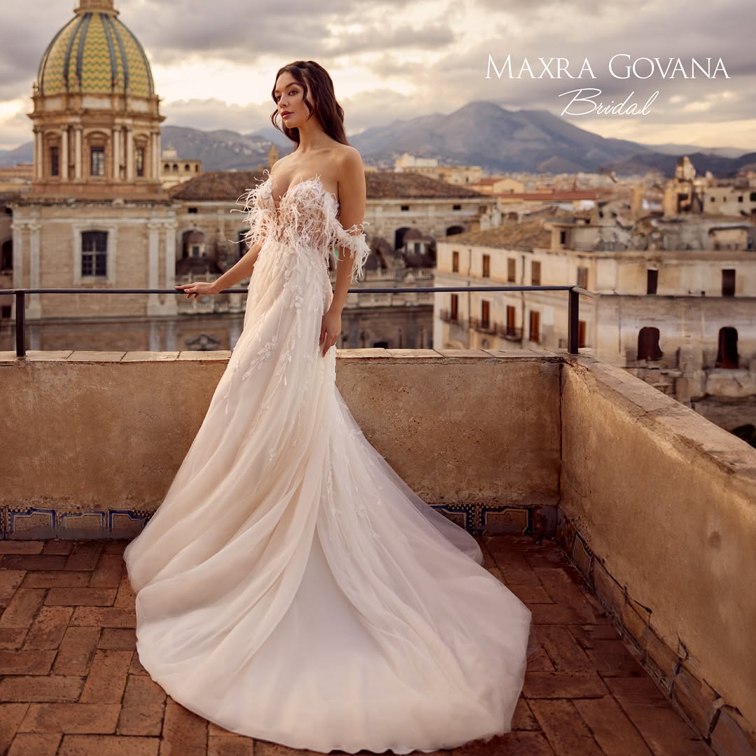 Abito da sposa Maxra Gova dal design sofisticato con applicazioni eleganti.