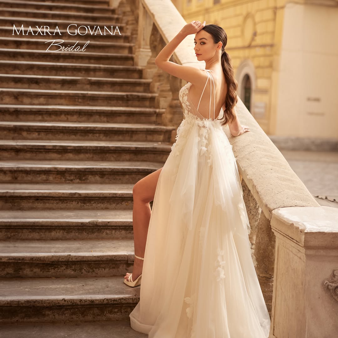 Abito da sposa Maxra Gova dal design sofisticato con applicazioni eleganti.