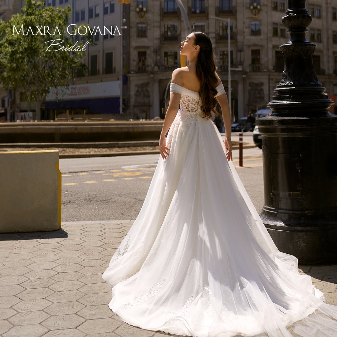 Abito da sposa Maxra Gova dal design sofisticato con applicazioni eleganti.