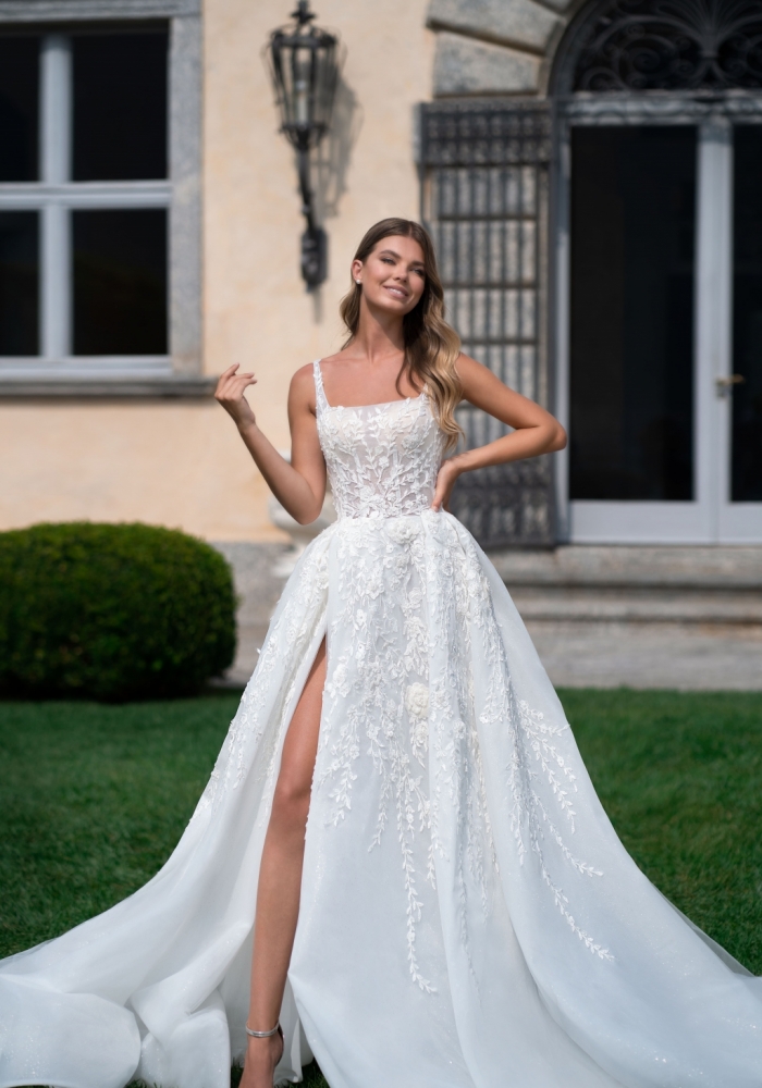 Abito da sposa Dovita Milano con tessuti raffinati e dettagli sartoriali esclusivi.