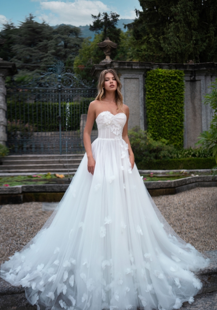 Abito da sposa Dovita Milano con tessuti raffinati e dettagli sartoriali esclusivi.