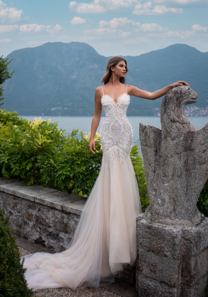 Abito da sposa Dovita Milano con tessuti raffinati e dettagli sartoriali esclusivi.