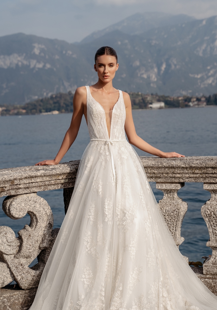 Abito da sposa Dovita Milano con tessuti raffinati e dettagli sartoriali esclusivi.