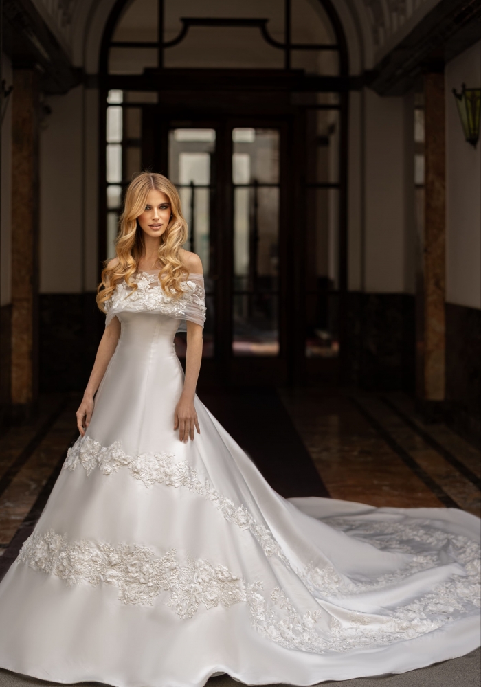 Abito da sposa Dovita Milano con tessuti raffinati e dettagli sartoriali esclusivi.