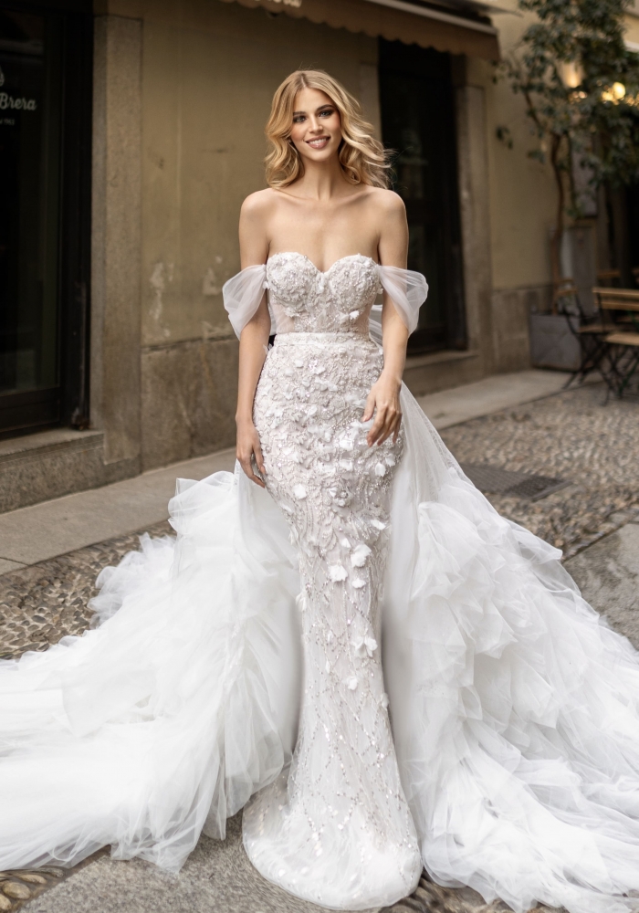 Abito da sposa Dovita Milano con tessuti raffinati e dettagli sartoriali esclusivi.