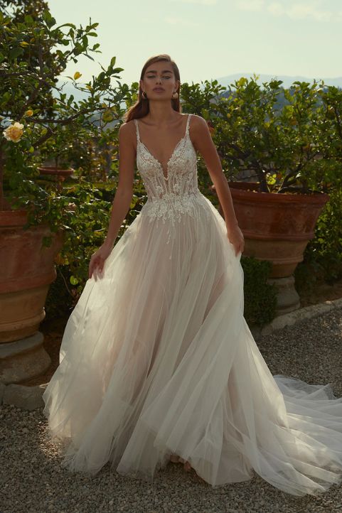 Vestito da sposa Modeca dallo stile romantico e moderno