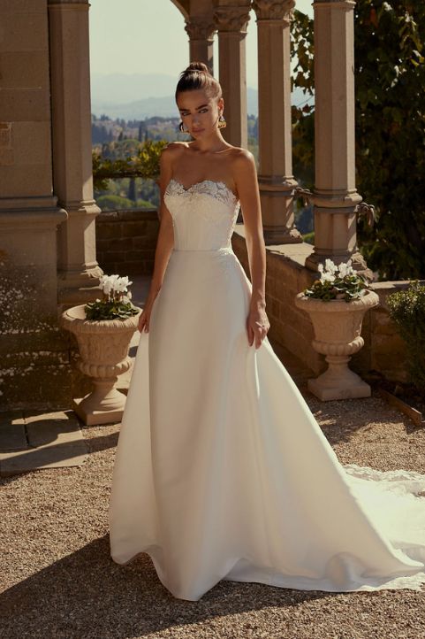 Vestito da sposa Modeca dallo stile romantico e moderno