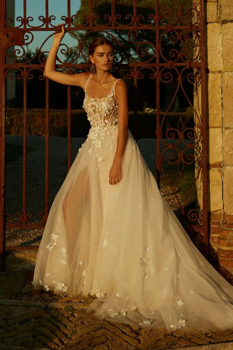 Vestito da sposa Modeca dallo stile romantico e moderno