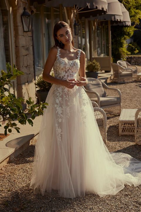 Vestito da sposa Modeca dallo stile romantico e moderno