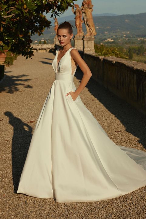 Vestito da sposa Modeca dallo stile romantico e moderno