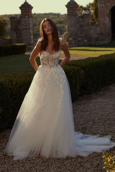 Vestito da sposa Modeca dallo stile romantico e moderno